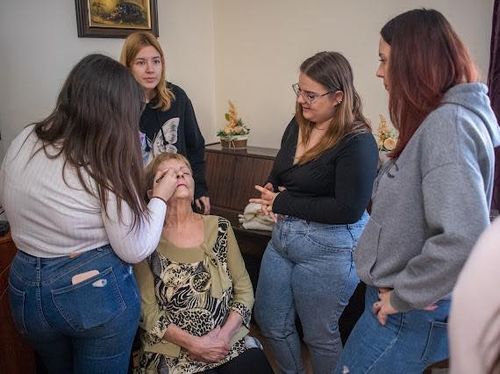 kozmetikus és fodrász tanulóik az Idősek otthonában